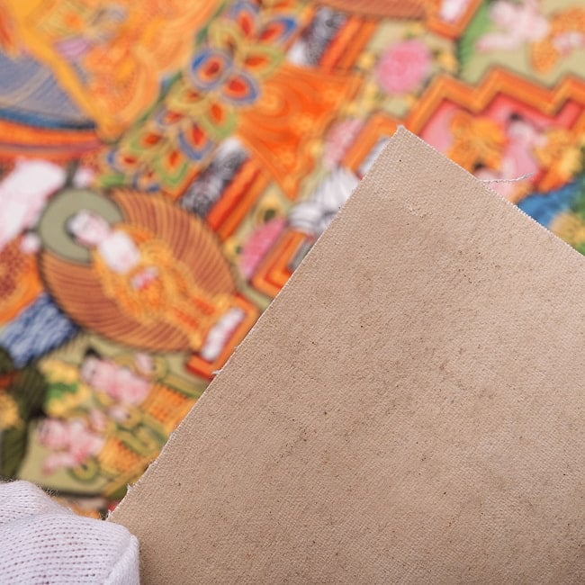 〔一点物〕タンカ - 釈迦牟尼仏曼荼羅[37cm x 31cm] 10 - 裏面を手で持ってみました