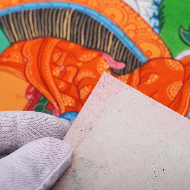 〔一点物〕タンカ - 仏陀図（釈迦牟尼仏）[40cm x 30cm] 11 - 端っこのあたりを手で持ってみました