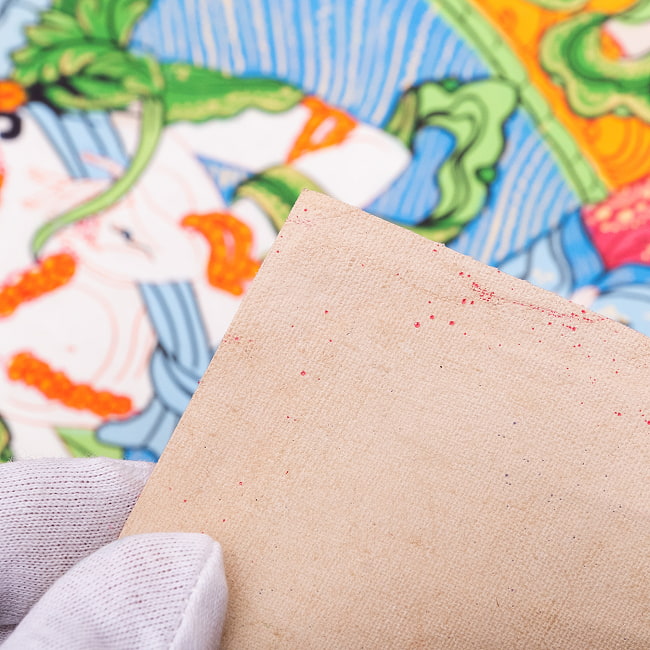 〔一点物〕タンカ - ホワイトターラ[40cm x 30cm] 11 - 端っこのあたりを手で持ってみました