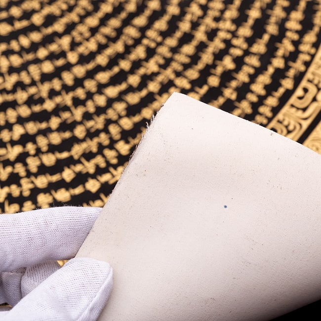 〔習作〕タンカ - オーン種子曼荼羅[56cm x 56cm] 13 - サイズ比較のために手に持ってみました