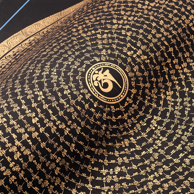 〔一点物〕タンカ - オーン種子曼荼羅[56cm x 56cm] 11 - 光を当てて撮影しました