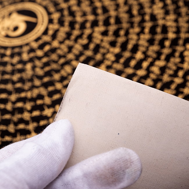 〔一点物〕タンカ - オーン種子曼荼羅[56cm x 56cm] 12 - 端っこのあたりを手で持ってみました