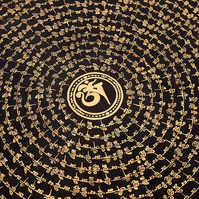 〔一点物〕タンカ - オーン種子曼荼羅[56cm x 56cm] 5 - 中心部分をアップにしてみました