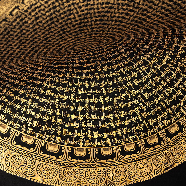 〔一点物〕タンカ - ブッダアイの六字真言マントラ曼荼羅[54x54cm] オン・マニ・ペメ・フム 黒地金彩 7 - 光の当たり方によって見え方が異なってきます。