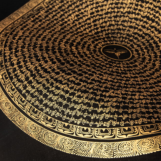 〔一点物〕タンカ - ブッダアイの六字真言マントラ曼荼羅[54x54cm] オン・マニ・ペメ・フム 黒地金彩 7 - 光の当たり方によって見え方が異なってきます。