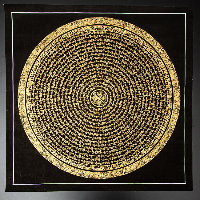 〔一点物〕タンカ - ヴァジュラの六字真言マントラ曼荼羅[54x54cm] オン・マニ・ペメ・フム 黒地金彩 2 - 仏画の全体像が分かるように撮影しました
