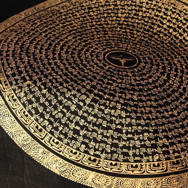 〔一点物〕タンカ - ブッダアイの六字真言マントラ曼荼羅[54x54cm] オン・マニ・ペメ・フム 黒地金彩 7 - 光の当たり方によって見え方が異なってきます。