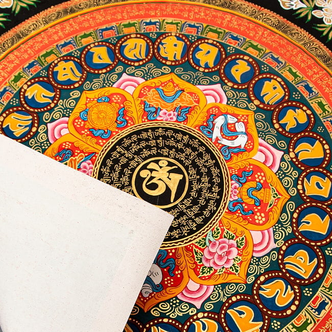 〔一点物〕タンカ - オーンと八吉祥 六字真言マントラ曼荼羅 54×54cm 10 - 厚みと趣のある紙に描かれています。