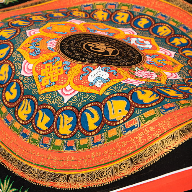 〔一点物〕タンカ - オーンと八吉祥 六字真言マントラ曼荼羅 54×54cm 9 - 光の当たり方によって見え方が異なってきます。
