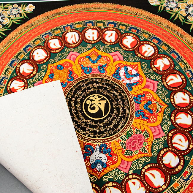 〔一点物〕タンカ - オーンと八吉祥 六字真言マントラ曼荼羅 54×54cm 10 - 厚みと趣のある紙に描かれています。