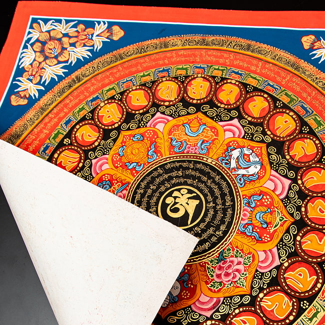 〔一点物〕タンカ - オーンと八吉祥 六字真言マントラ曼荼羅 54×54cm 10 - 厚みと趣のある紙に描かれています。
