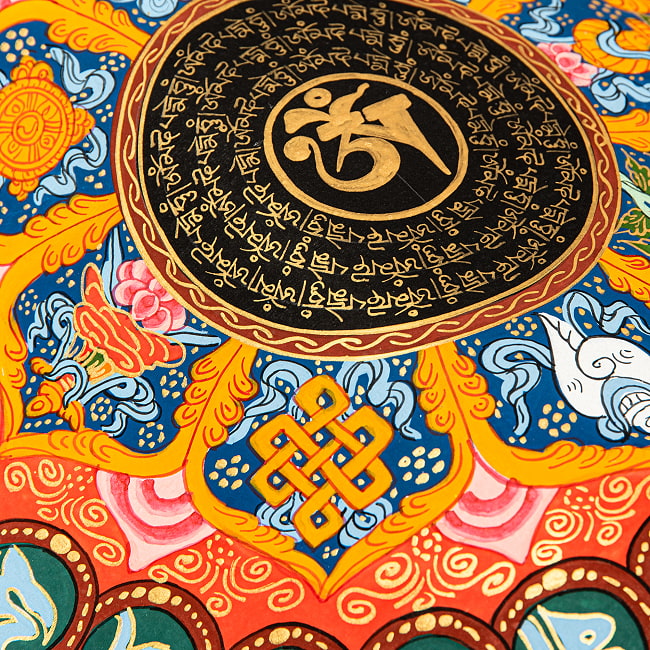 〔一点物〕タンカ - オーンと八吉祥 六字真言マントラ曼荼羅 54×54cm 9 - 光の当たり方によって見え方が異なってきます。
