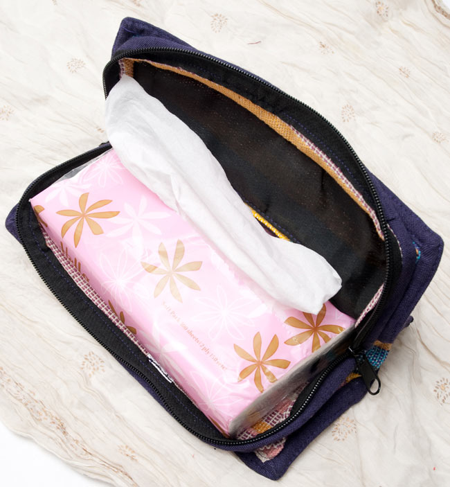 ネパールゲリのティッシュケース - 黒系 5 - ジッパーで中を開くことができます。交換時も楽です。こちらでは箱のないタイプを使用しておりますが、通常サイズの箱ティッシュの方が形も整います。