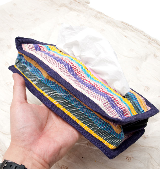 ネパールゲリのティッシュケース - 黒系 7 - サイズを感じていただく為、手に持ってみたところです。