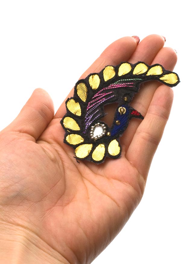 インドの刺繍アップリケ 孔雀 3個セット 【黒】 4 - 手に持ってみました。大きさが分かりますね。