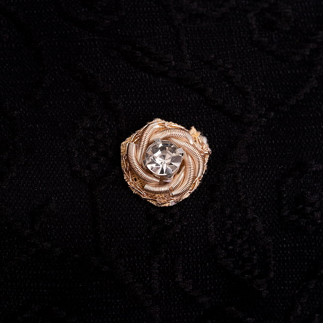 【25個入】インドのビジュー刺繍　デコパーツ　小フラワー 2 - 1個を拡大してみました　ビジューがキレイについています