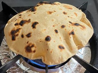 膨らむチャパティの画像