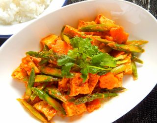 アスパラガスと厚揚げのレッドカレー炒めの画像
