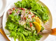 プラー・ヌン・マナオ(タイの魚香草蒸し)