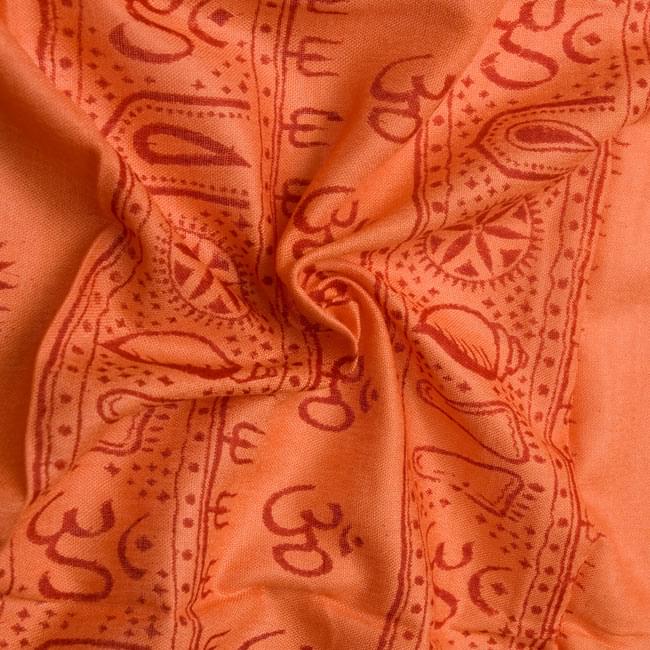 (190cm×100cm)カーリーとシヴァ神 - オレンジ 5 - くしゅくしゅっとしてみました。柔らかな感触が魅力的です。