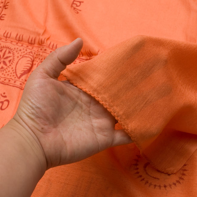 (190cm×100cm)カーリーとシヴァ神 - オレンジ 6 - 手に持ってみました。