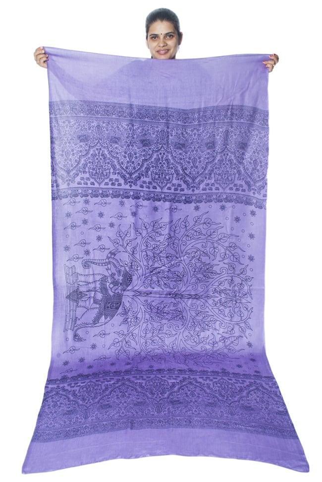 (200cm×100cm)生命の木と象のラムナミ - むらさき 2 - 身重154cmのサラダちゃんが持ってみました。柄の広がりと大きさが伝わりますね。