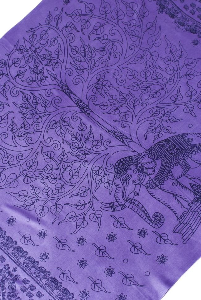 (200cm×100cm)生命の木と象のラムナミ - むらさき 3 - 中央部分には大きく象と大樹が描かれています。