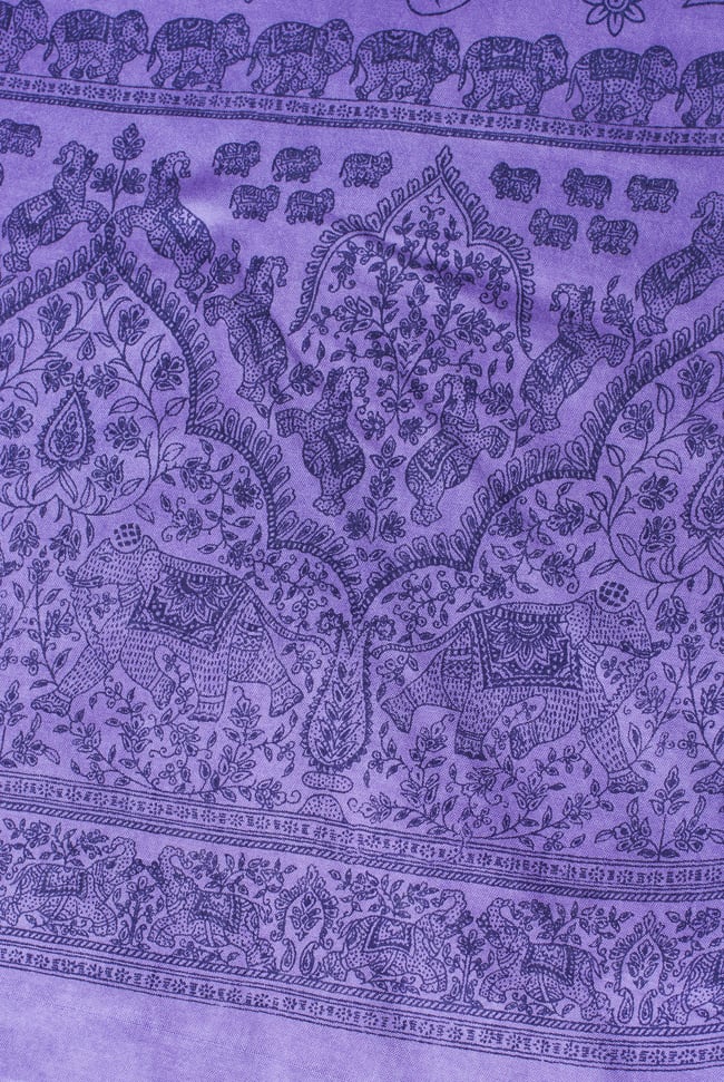 (200cm×100cm)生命の木と象のラムナミ - むらさき 4 - 端側の部分にはインドらしい伝統模様と象が歩んでいます。