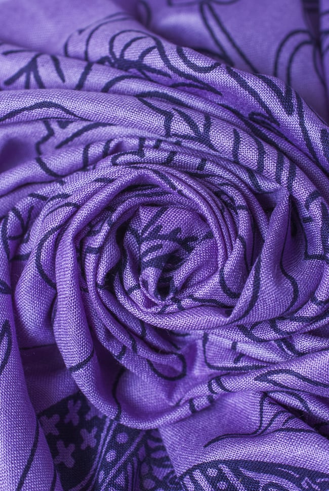 (200cm×100cm)生命の木と象のラムナミ - むらさき 7 - 波立たせてみました。微かに光沢感のある柔らかな布です。