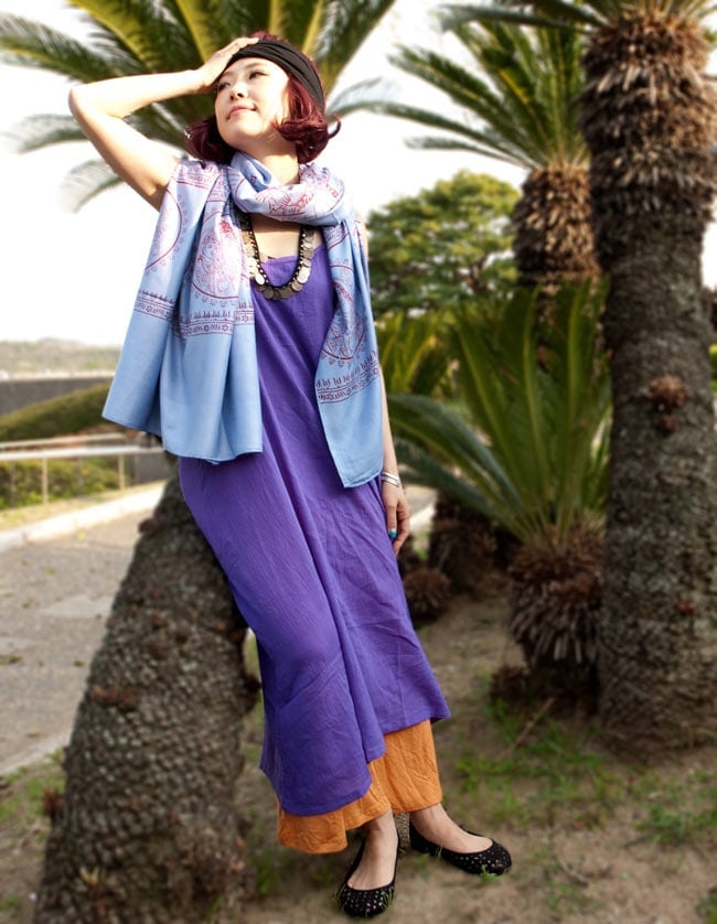 (200cm×100cm)生命の木と象のラムナミ - むらさき 8 - 類似商品のショールとしての使用例です。