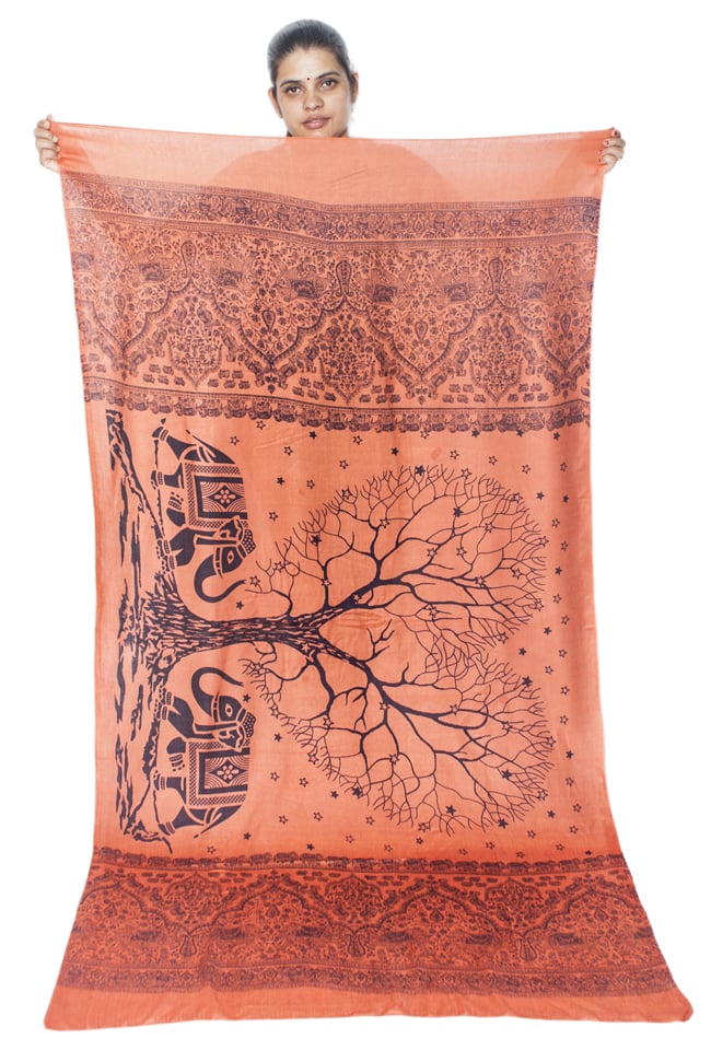 (200cm×100cm)愛の木と象のラムナミ - オレンジ 2 - 身重154cmのサラダちゃんが持ってみました。柄の広がりと大きさが伝わりますね。