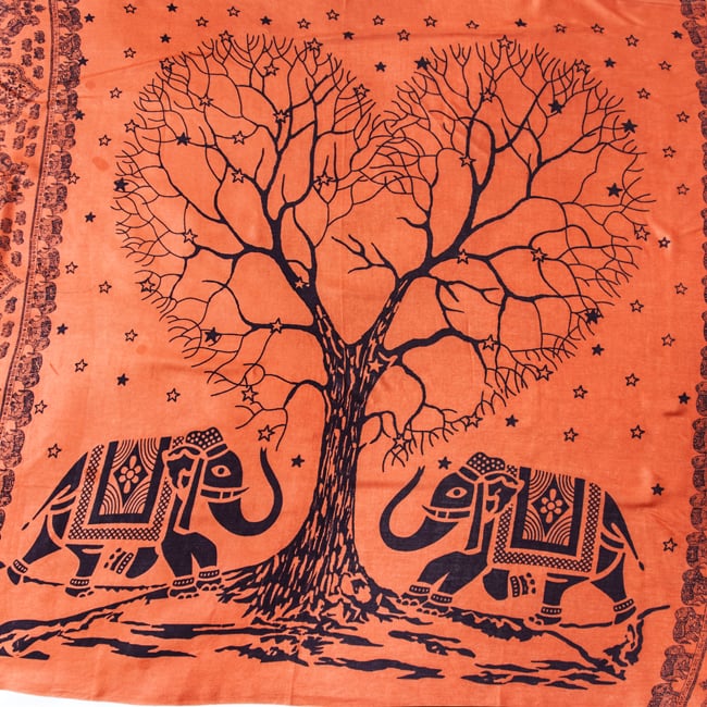 (200cm×100cm)愛の木と象のラムナミ - オレンジ 3 - 星空のもと、大樹に寄り添う2頭の象が描かれていいます。物語を感じる絵ですね、