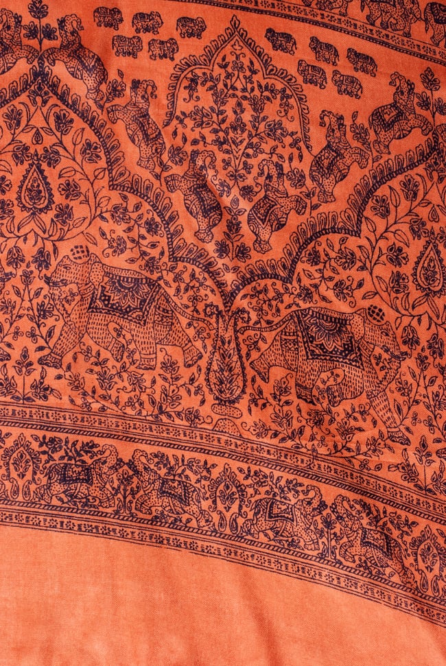 (200cm×100cm)愛の木と象のラムナミ - オレンジ 4 - 端側の部分にはインドらしい伝統模様と象が歩んでいます。