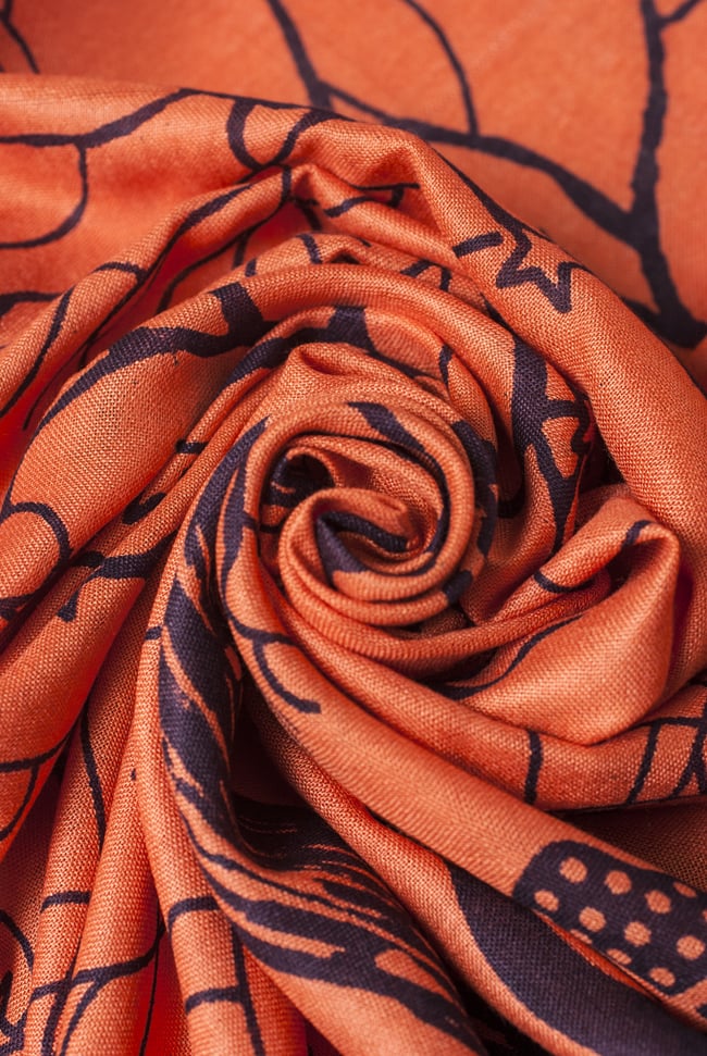 (200cm×100cm)愛の木と象のラムナミ - オレンジ 7 - 波立たせてみました。微かに光沢感のある柔らかな布です。