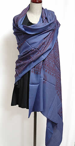 (200cm×100cm) 大ラムナミ -  青・藤色系 3 - トルソーに着せたところです。写真のようにスカーフとしてはもちろん、壁や窓にかけても使えます