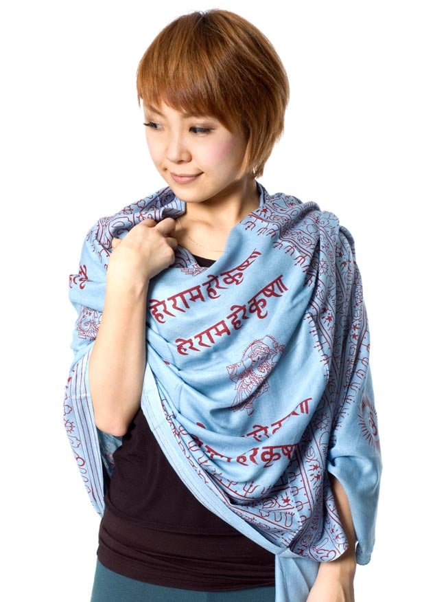 (200cm×100cm) 大ラムナミ - ピンク 5 - 写真のようにストールとしてはもちろん、壁や窓にかけても使えます。