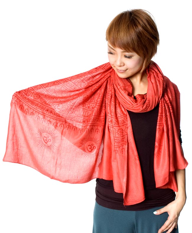 (200cm×100cm) 大ラムナミ - ピンク 6 - 少しシットリとした肌触りで、チクチクしないところも素敵です。バイクなどに乗る時にも、首に巻いて後ろで留めるのもいいですね。