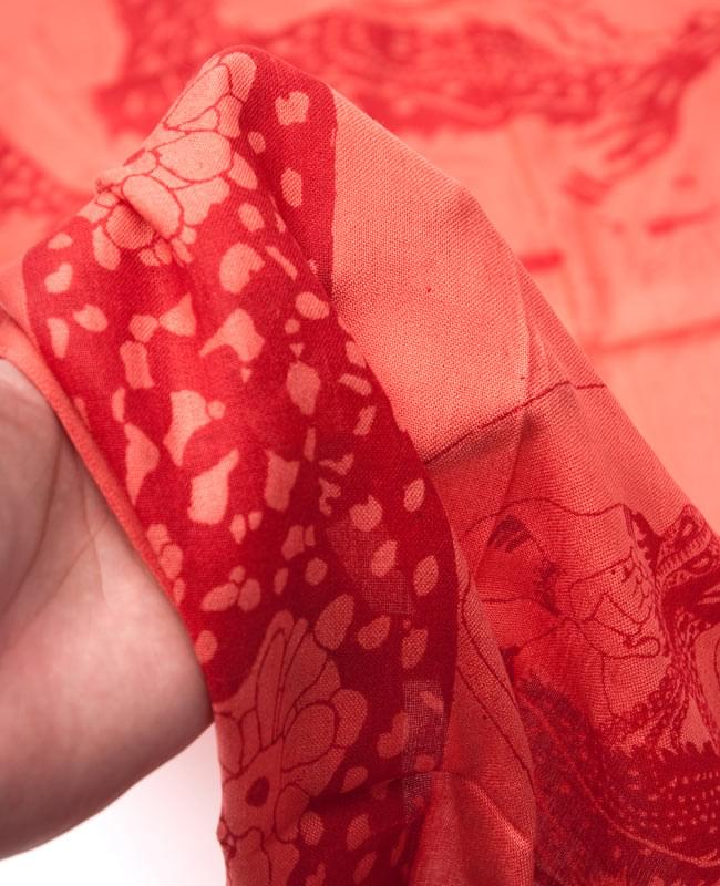 (190cmx100cm)シヴァ神と花柄の大ラムナミ - レッド 4 - 質感を感じて頂く為、手に持って撮影したところです。