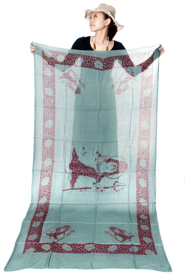 (190cmx100cm)シヴァ神と花柄の大ラムナミ - レッド 6 - 同じ種類の商品をモデルさんが持ってみました。