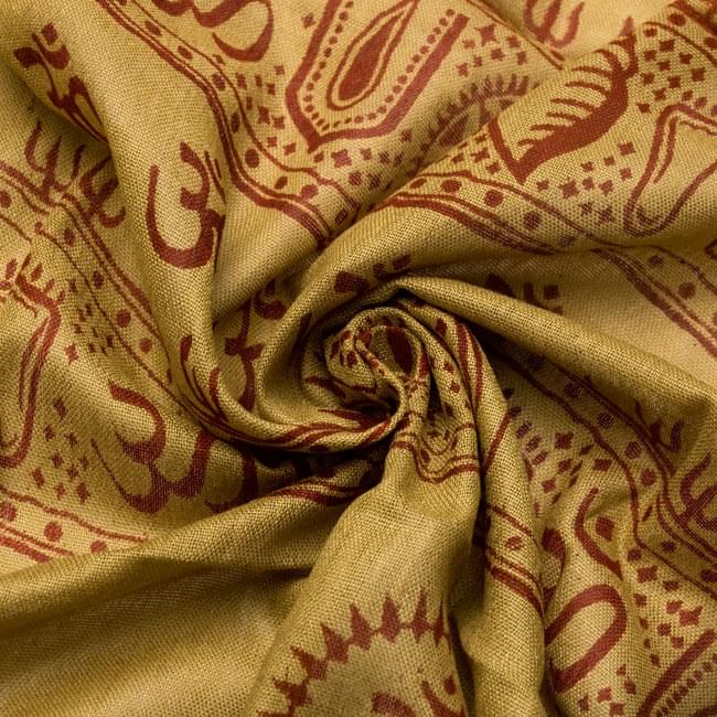 (190cmx100cm)蓮の花とラクシュミ - カーキ 5 - くしゅくしゅっとしてみました。柔らかな感触が魅力的です。