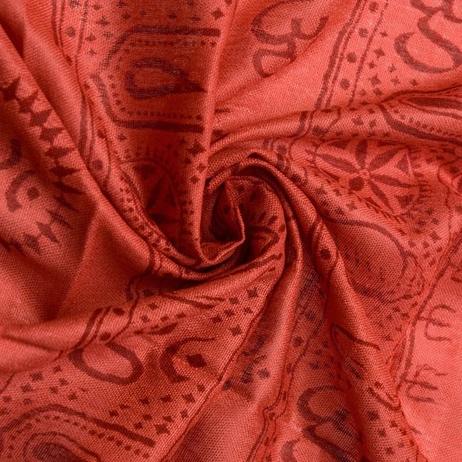 (190cmx100cm)蓮の花とラクシュミ - れんが 5 - くしゅくしゅっとしてみました。柔らかな感触が魅力的です。