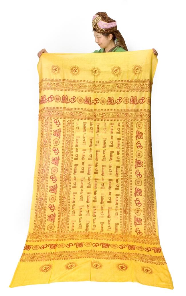 (190cmx100cm)オーンとサンスクリット文字の大ラムナミ - ピンク 7 - 大きさを感じて頂く為、モデルさんに広げてもらいました。なお、こちらは同ジャンルの色違いになります。