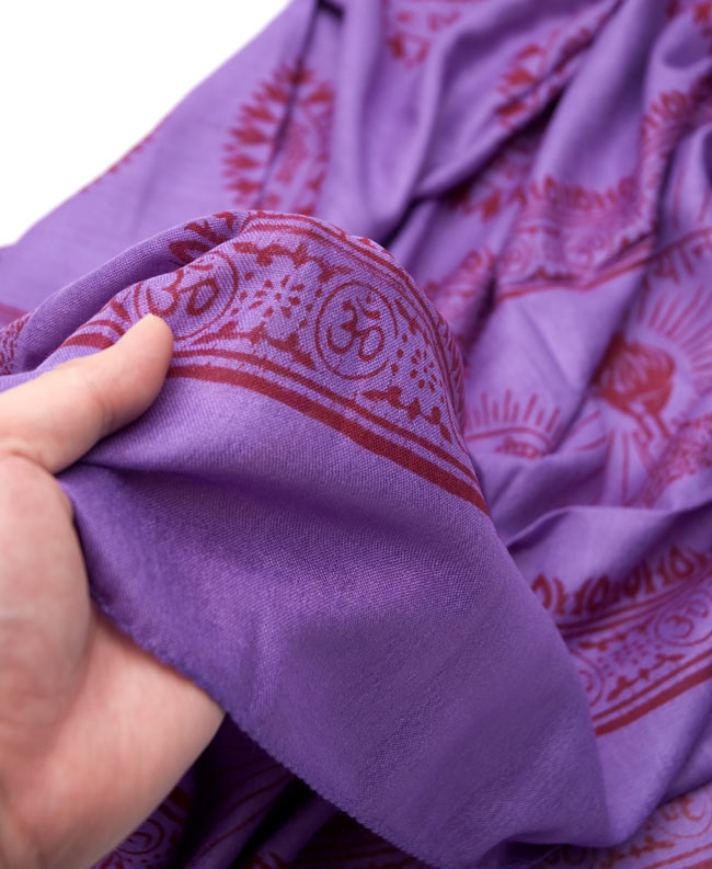 (190cmx100cm)オーンの大ラムナミ - パープル 4 - 質感を感じて頂く為、手に持って撮影したところです。