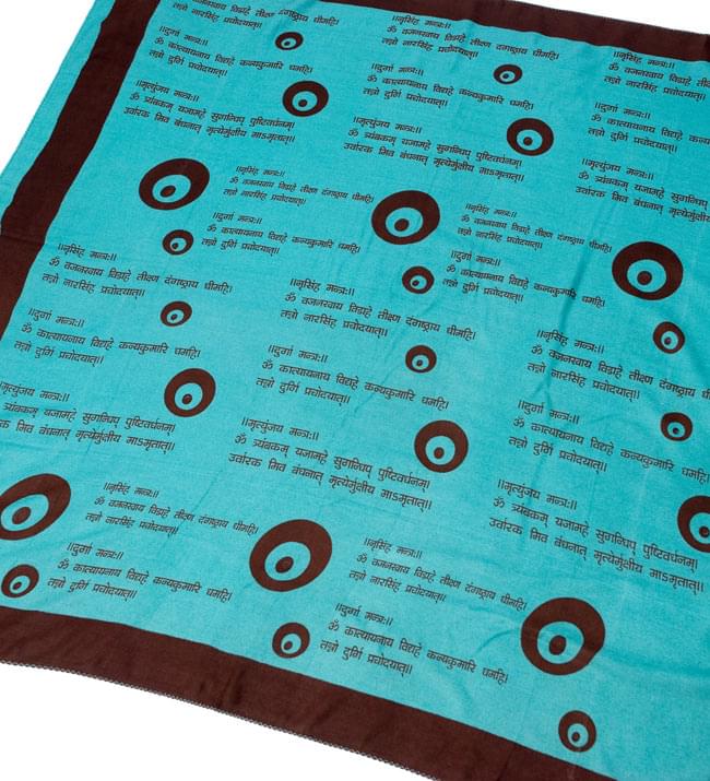 ナザールボンジュウ柄のスクエアスカーフ - 緑系 2 - やや近づけて撮影しました。