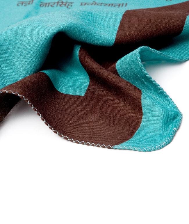 ナザールボンジュウ柄のスクエアスカーフ - 緑系 5 - 端を撮影しました。柔らかいビスコース素材です。