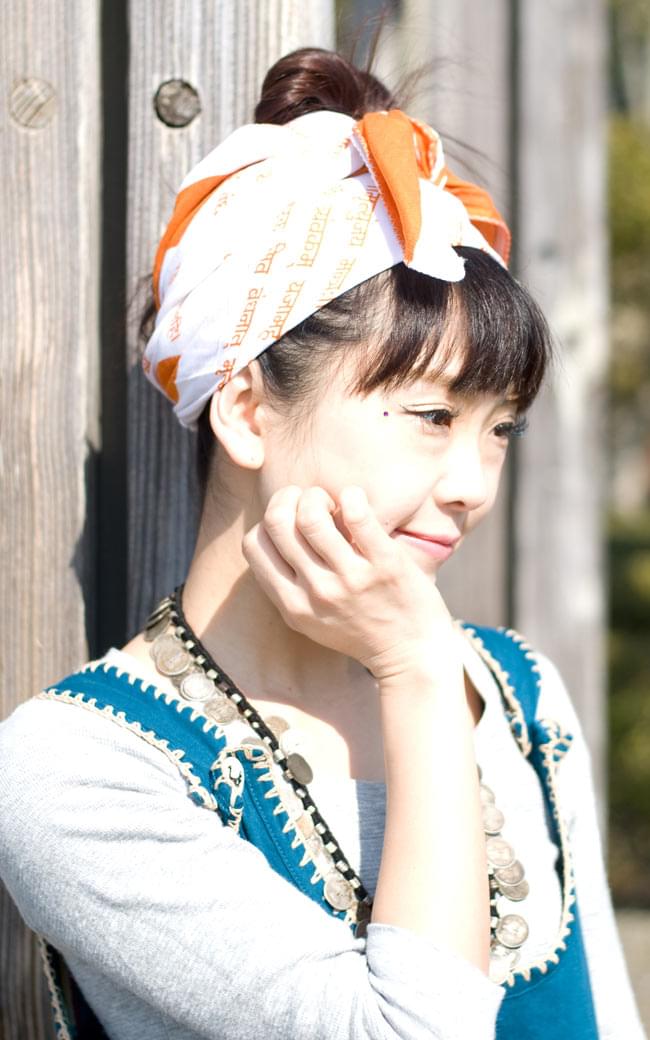ナザールボンジュウ柄のスクエアスカーフ - 緑系 7 - 使用例です。頭に巻いても素敵ですね。こちらは白系【RAM-BIGOS-140】です。