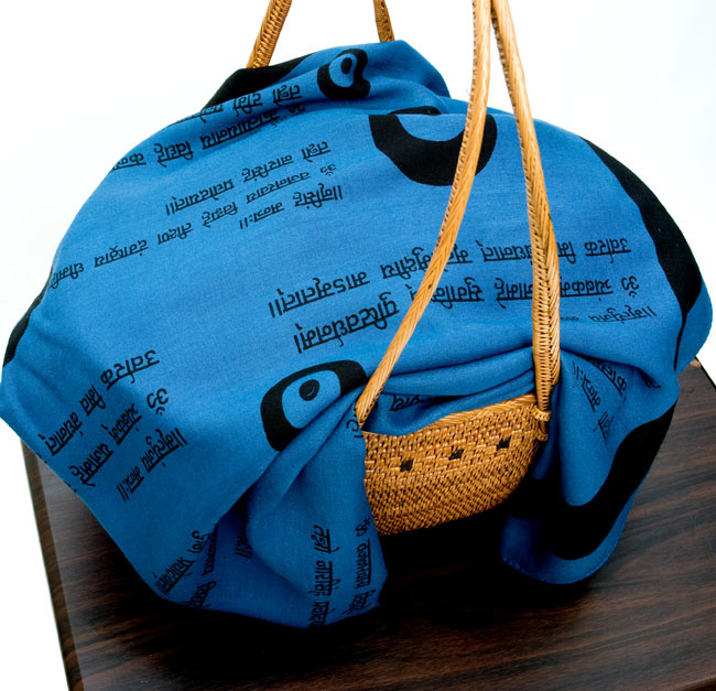 ナザールボンジュウ柄のスクエアスカーフ - 緑系 8 - バスケットの目隠し(埃よけ)として使用してみました。こちらは青系【RAM-BIGOS-139】です。