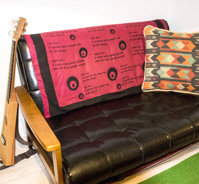 ナザールボンジュウ柄のスクエアスカーフ - 緑系 9 - ちょっとしたインテリアのアクセントにも最適です。こちらはえんじ系【RAM-BIGOS-129】です。