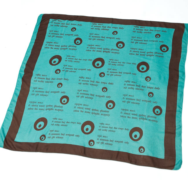 ナザールボンジュウ柄のスクエアスカーフ - 緑系の写真