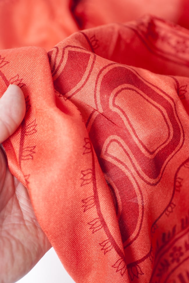 (200cmx100cm)オーンの大ラムナミ - サーモン 4 - 質感を感じて頂く為、手に持って撮影したところです。